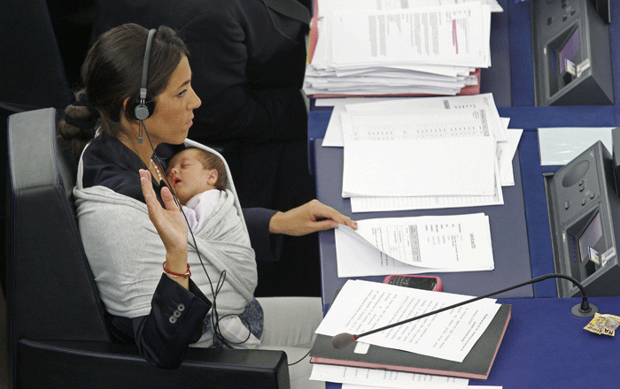 La parlamentaria Licia Ronzulli con su hijo, durante una sesión en Bruselas